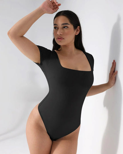 Novelia™ Sculpt – tvarující body se čtvercovým výstřihem a tanga střihem