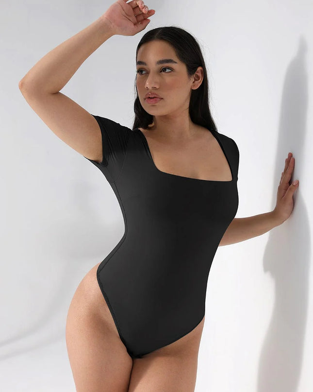 Novelia™ Sculpt – tvarující body se čtvercovým výstřihem a tanga střihem