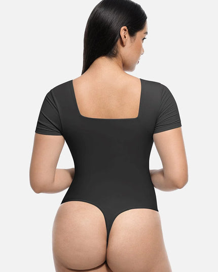 Novelia™ Sculpt – tvarující body se čtvercovým výstřihem a tanga střihem